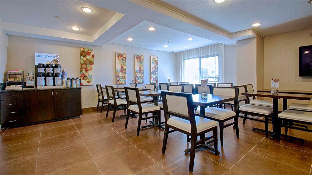 Hampton By Hilton Newport Hotel 2*